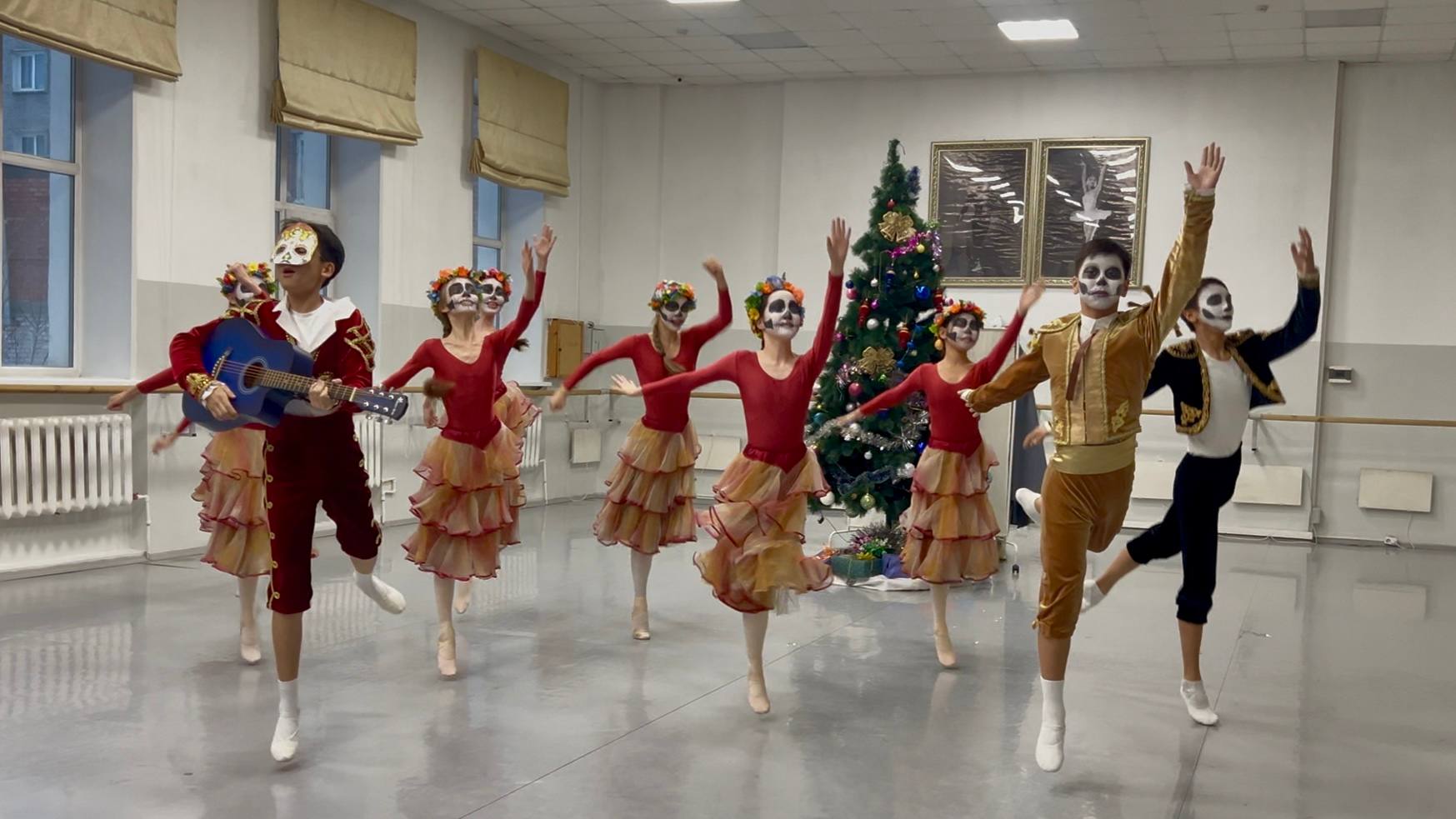 Будущие звезды балета отправились в кругосветное путешествие прямо на Новогодней елке